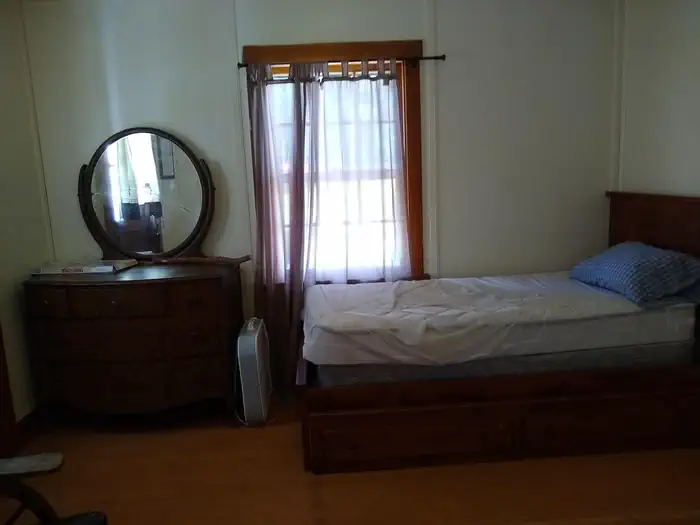 Atlanta Cabin β A bed next to a dresser and window.