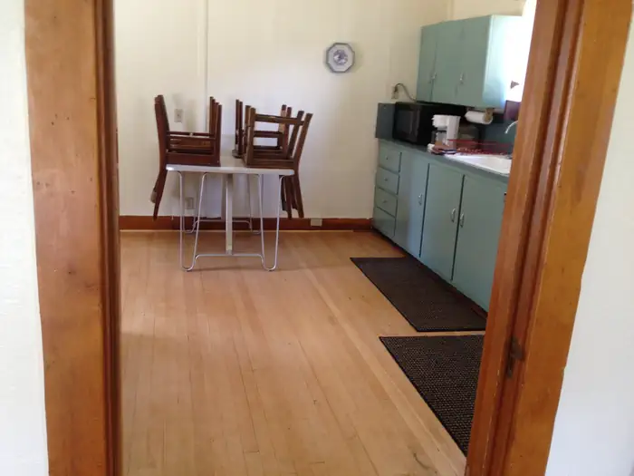 Atlanta Cabin β The kitchen is equipped with a modern plumbing system and electricity, table and seats for four people and a broom and a dustpan.