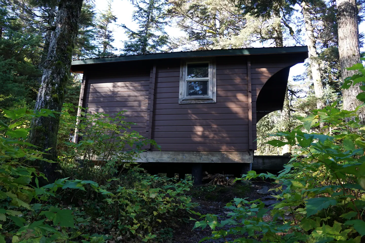 Paulson Bay Cabin β Cabin Sideview