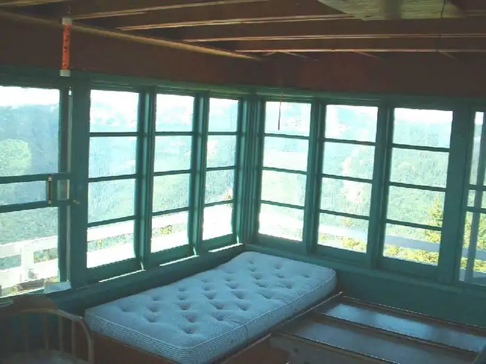 Gem Peak Lookout Rental — Twin Bed