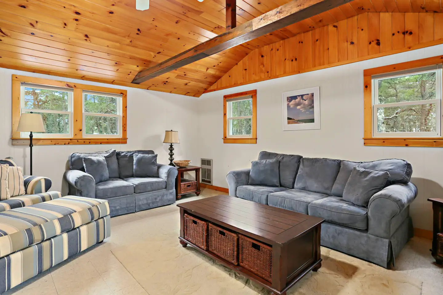 Le Count Beach House — A comfortable sitting area for the entire family