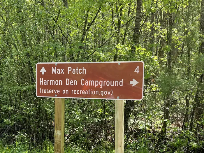 Harmon Den Horse Campground — road sign 2