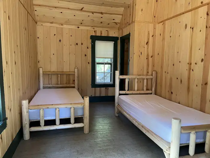 Box Canyon Guard Station Cabin β Two twin beds