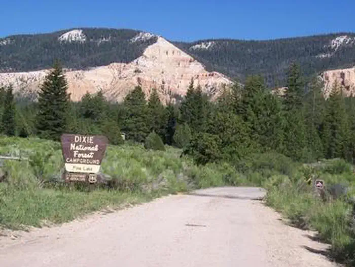 Pine Lake Campground — Entrance to PINE LAKE CAMPGROUND with view of adjacent pink cliffs.