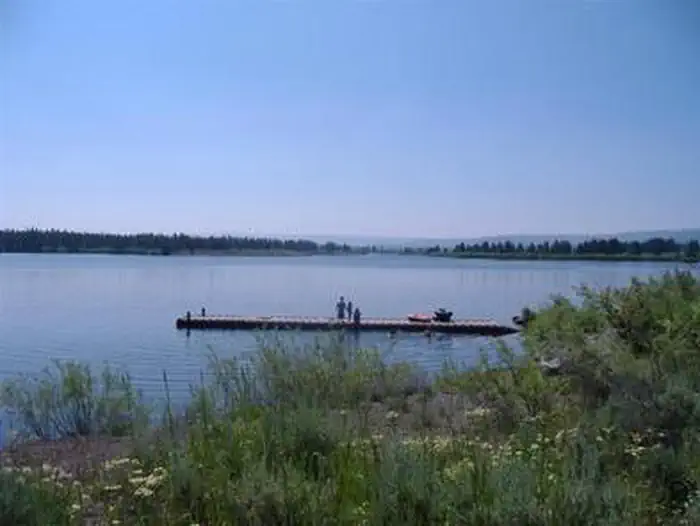 Lonesomehurst Campground — Docks on Hebgen Lake with boat and fishermen