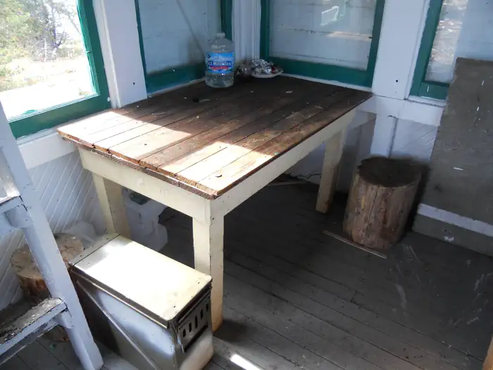 Mcguire Mtn. Lookout Rental β McGuire Mountain Lookout-table