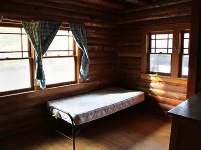 Elk Creek Cabins β Single bed inside a cabin