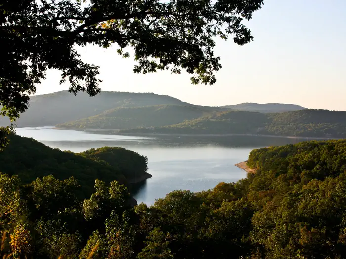 Prairie Creek (ar) — Beaver Lake with surrounding forest landscape