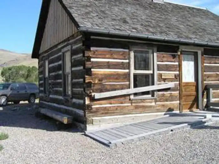 Henneberry House β Henneberry House