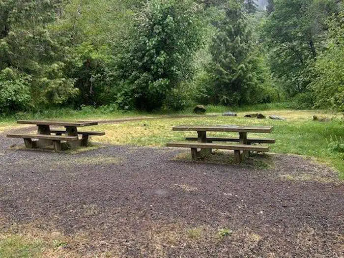 Rocky Bend Group Campground β Picnic Tables