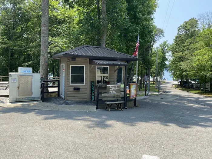 Cumberland Point Campground — A photo of facility CUMBERLAND POINT CAMPGROUND with check-in booth for camp sites and Boat Ramp