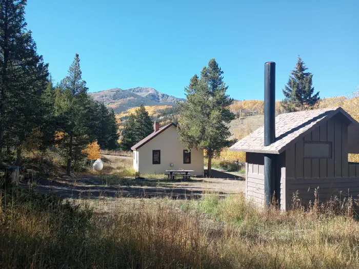 Brewery Creek Guard Station β Front of cabin showing amazing mountain view