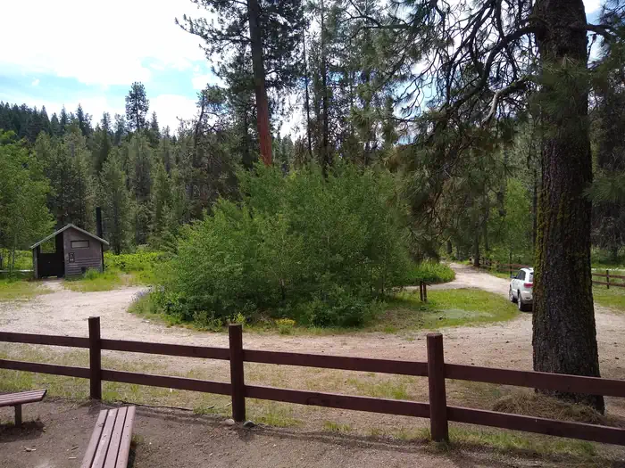 Deer Park Cabin β A turn-around dirt path driveway.