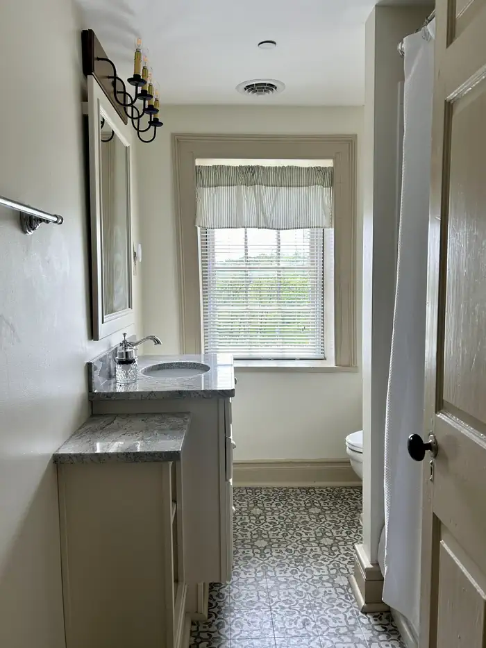 Historic Bushman House (gettysburg) — 2nd Floor Full Bathroom