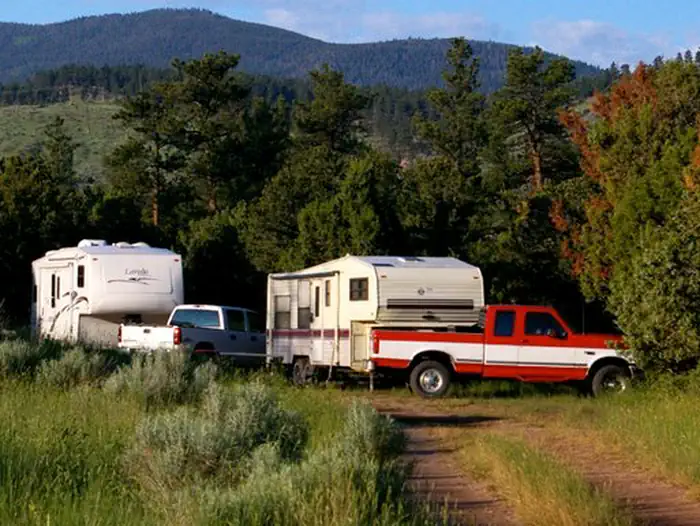 Arch Dam Campground — Photo of a trucks and trailers in a campsite area.