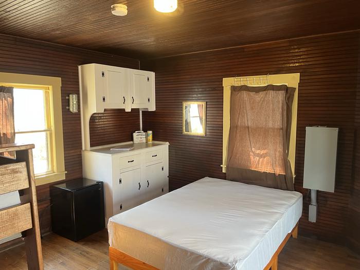 Hopkins Mountain Fireman's Cabin — Room