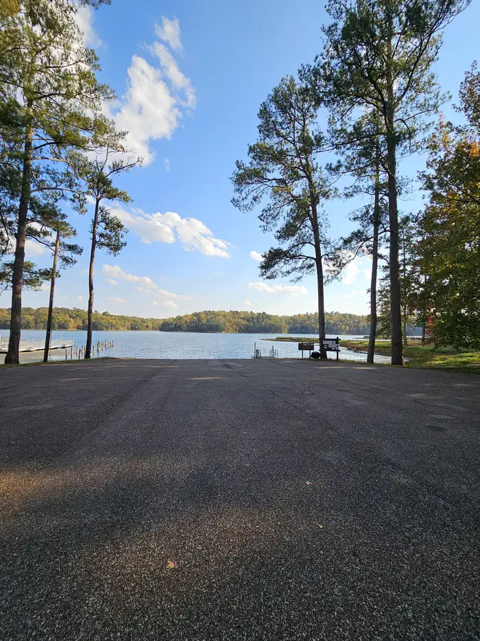DAVIS LAKE CAMPGROUND β Davis Lake boat landing area