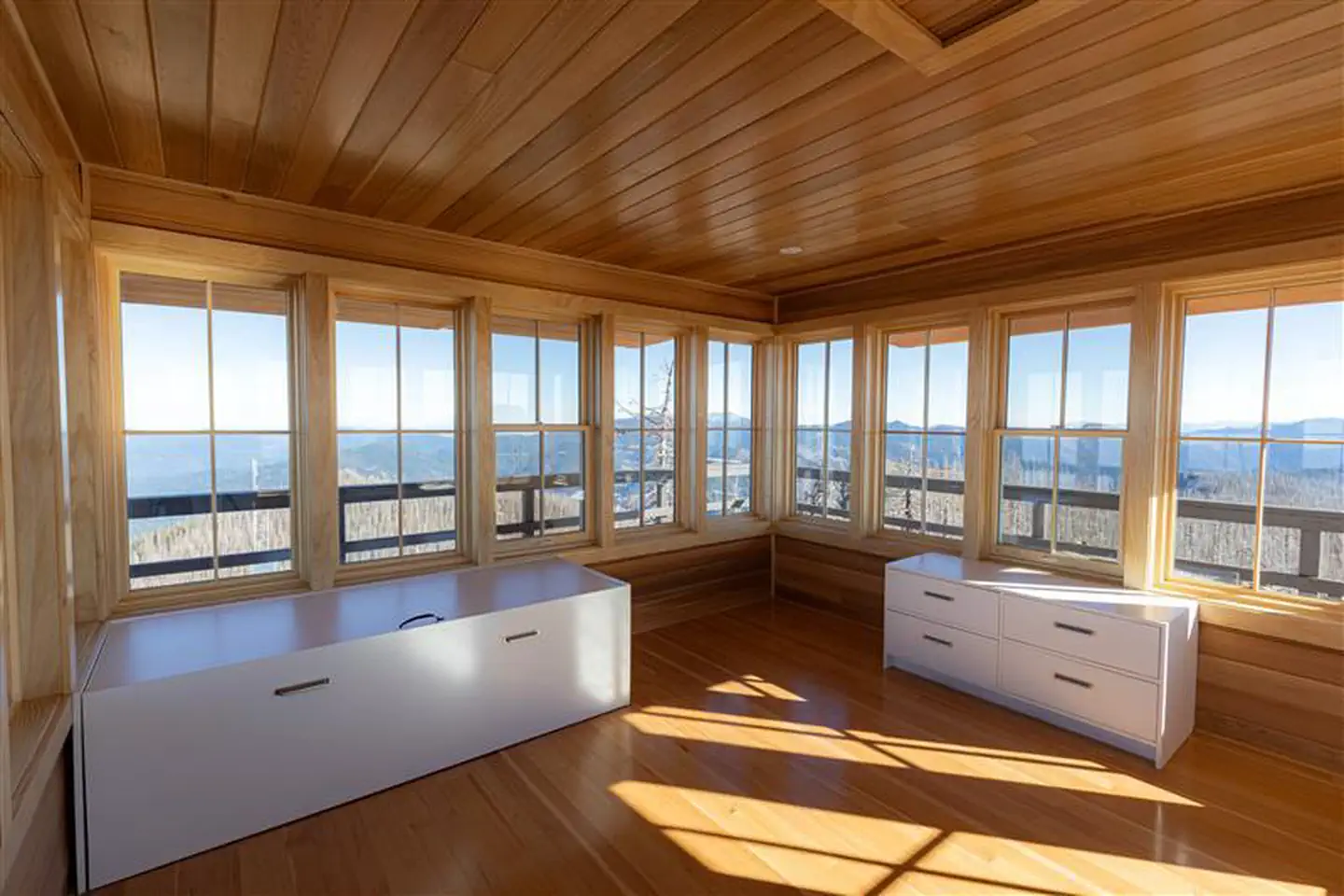 BOLAN MOUNTAIN LOOKOUT — BOLAN MOUNTAIN LOOKOUT interior