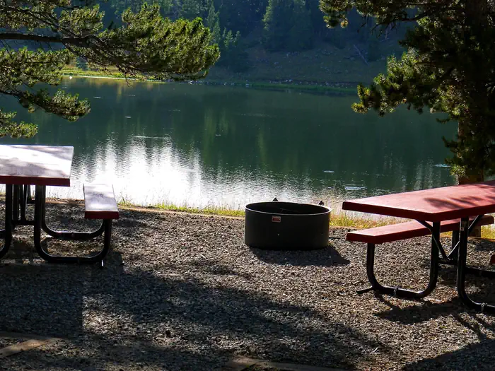 LAKEVIEW BIGHORN — Campsite next to lake in Lakeview Campground