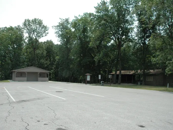 North Overlook Picnic Shelter (Ia) β North Overlook Shelter Parking Area