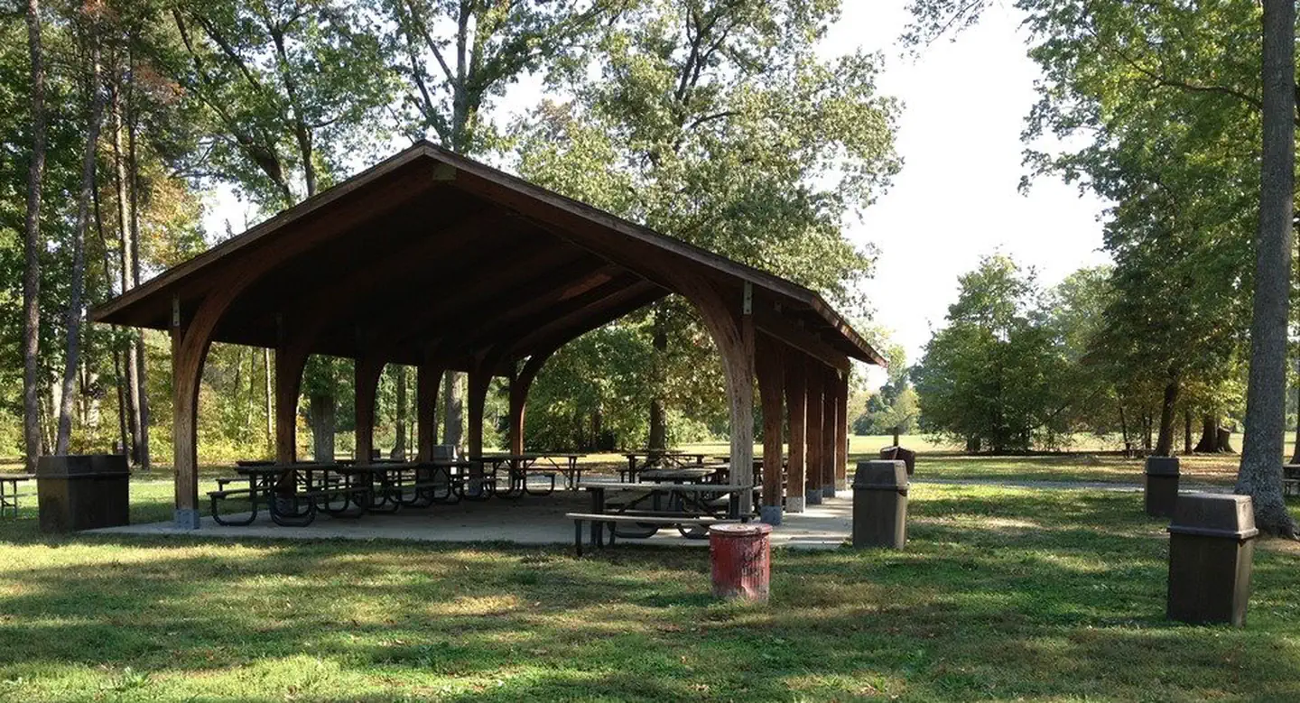 Fort Hunt Picnic Areas — Area C-2 Picnic Area at Fort Hunt Park shelter wide view