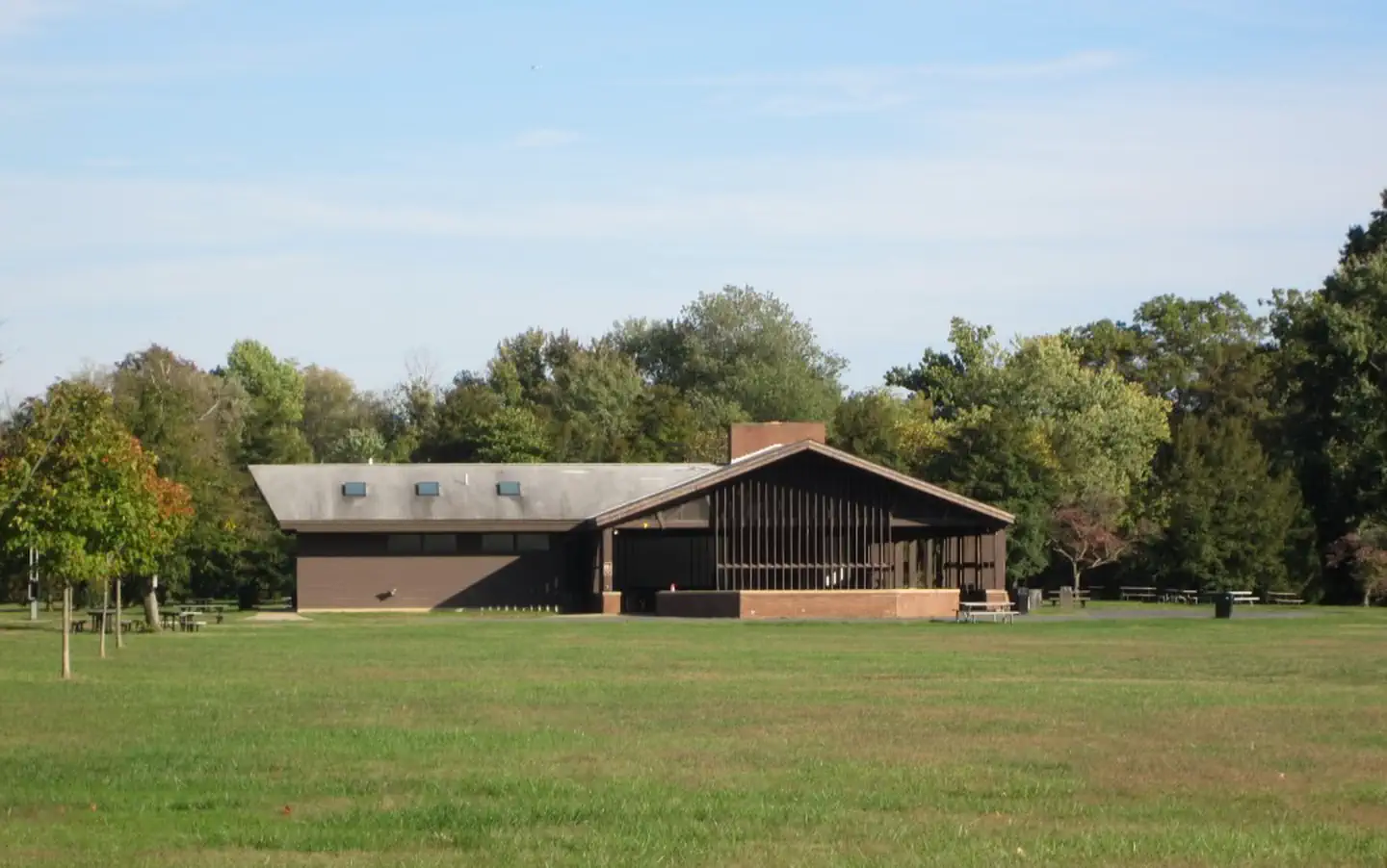 Fort Hunt Picnic Areas — Area A Picnic Shelter at Fort Hunt Park shelter wide view
