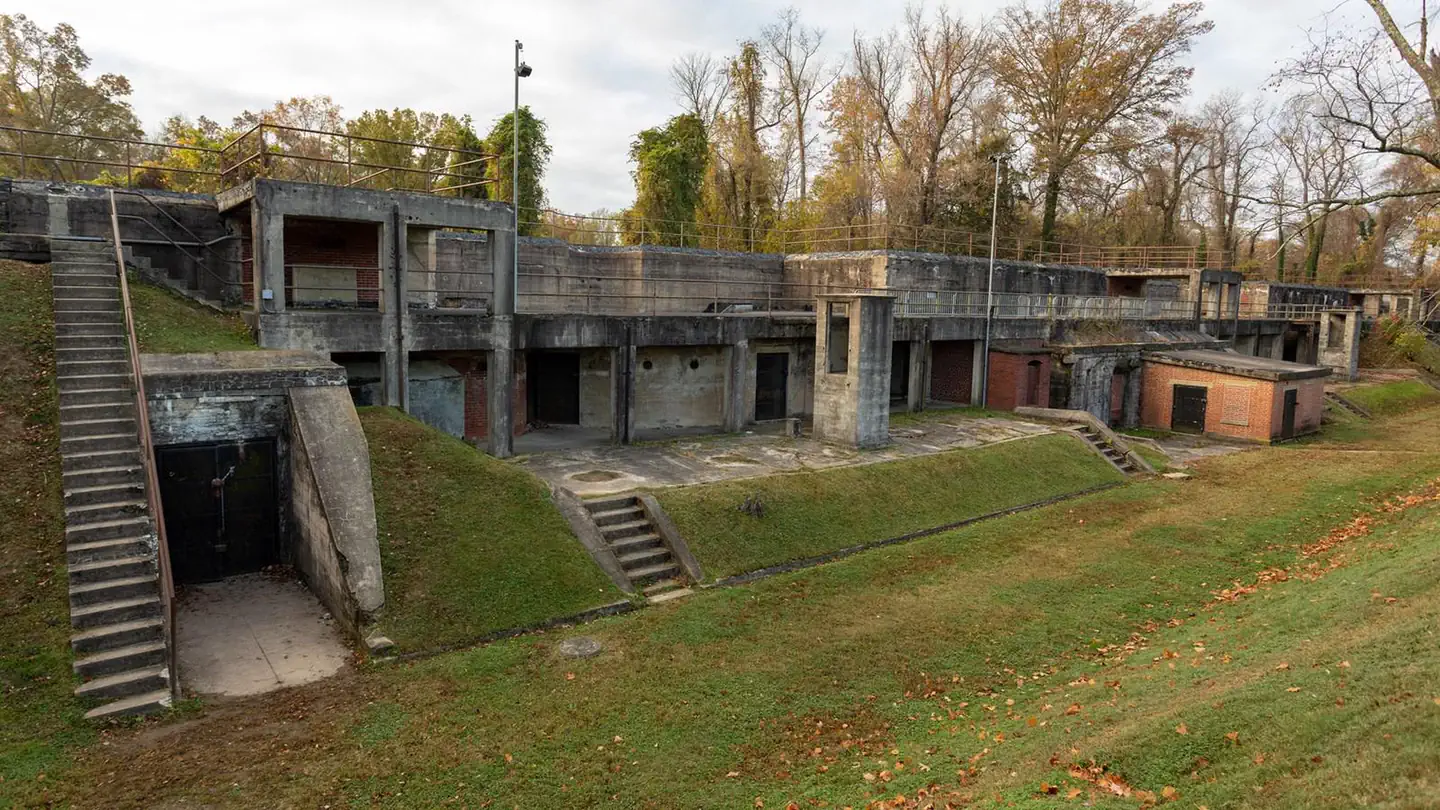 Fort Hunt Picnic Areas — Remains of Battery Mount Vernon built in 1898