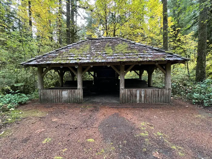 Trout Creek Campground - Willamette (OR) — Shelter