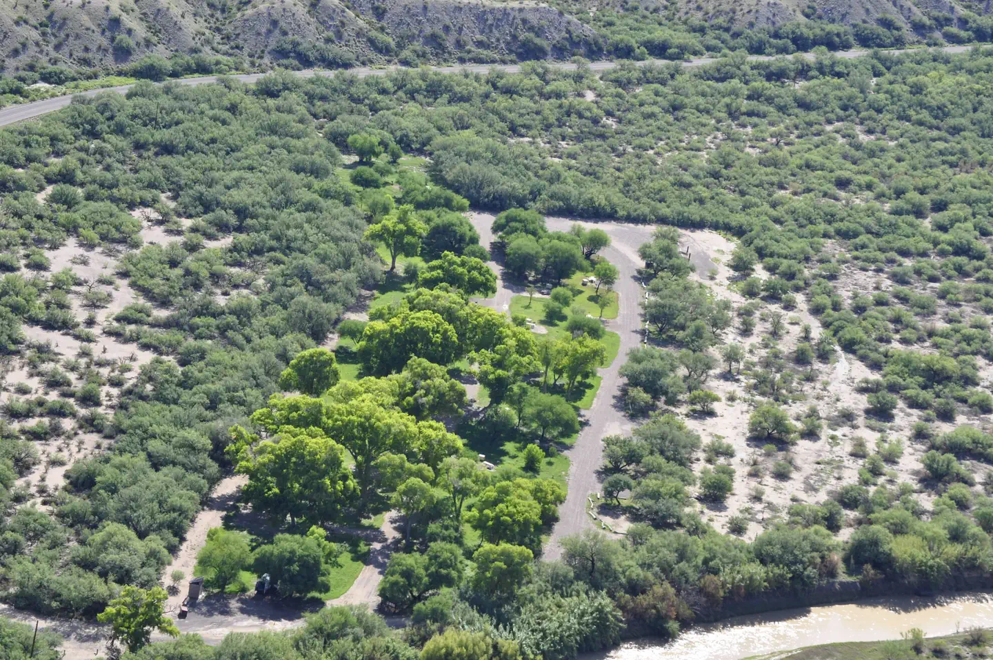 Cottonwood Campground - Big Bend National Park — Aerial view of Cottonwood Campground, bright green trees amidst the low desert, riparian area