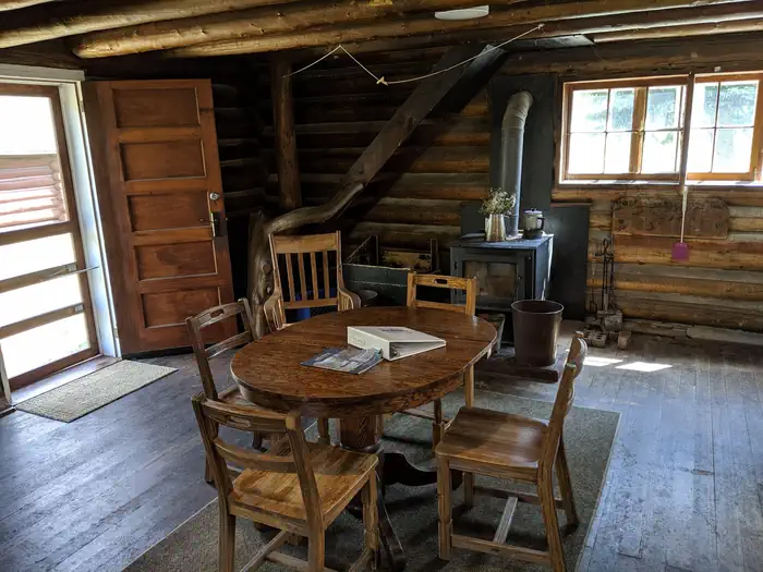Stolle Meadows Cabin β Stolle Cabin seating