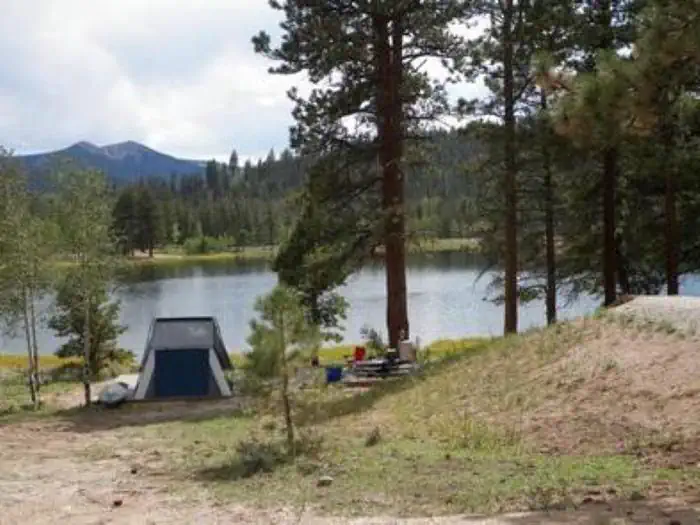 O'Haver Lake Campground — Tent, picnic table with mountains and lake in backgorund