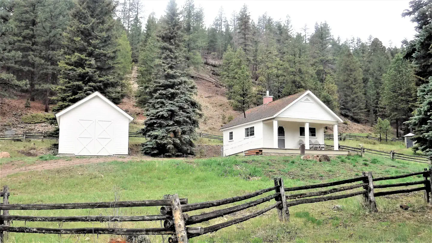 Cowpuncher Guard Station β Cabin showing front porch with chairs