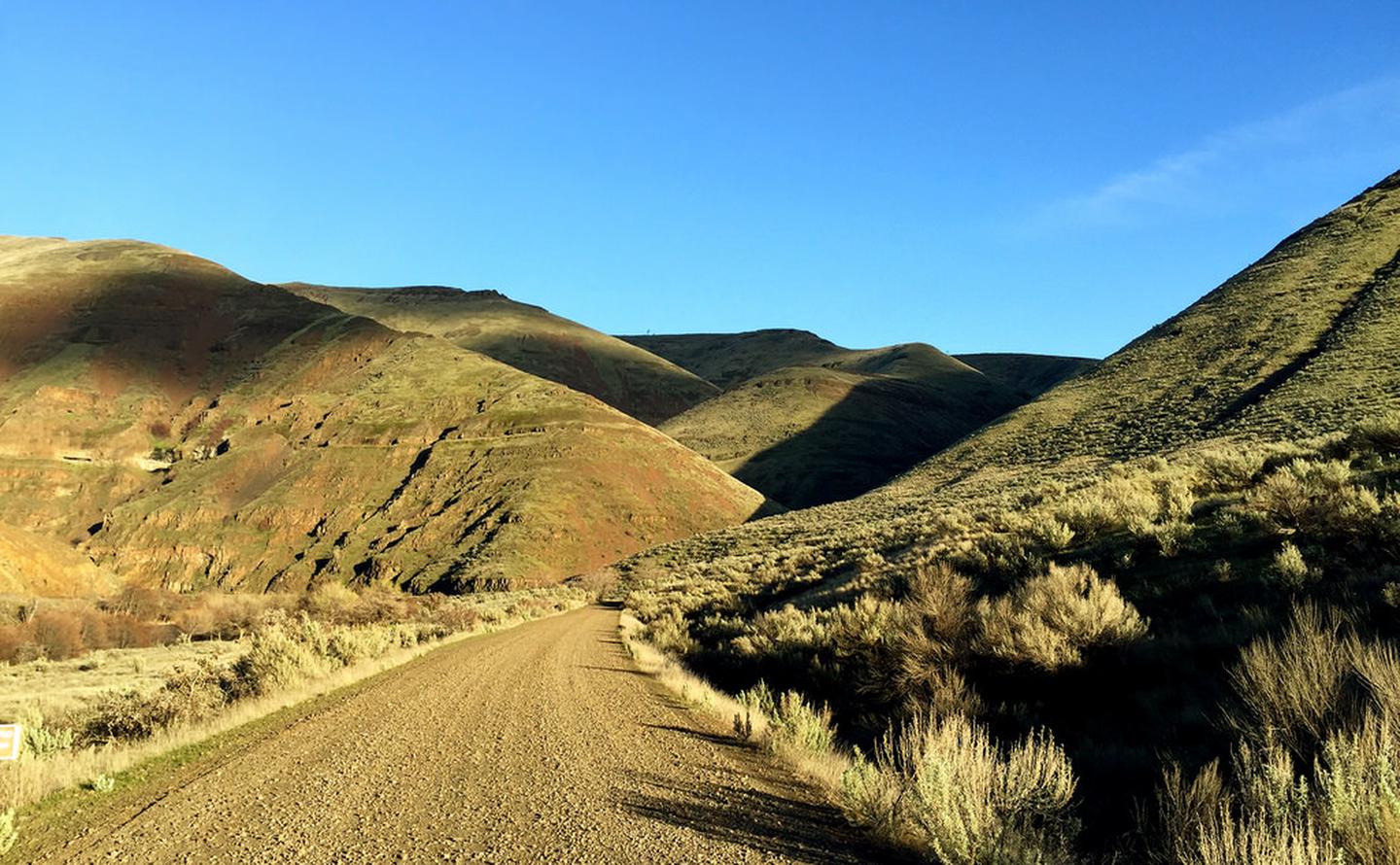 Lower Deschutes River Back Country Byway — Canyonside view along the Lower Deschutes Back Country Byway.