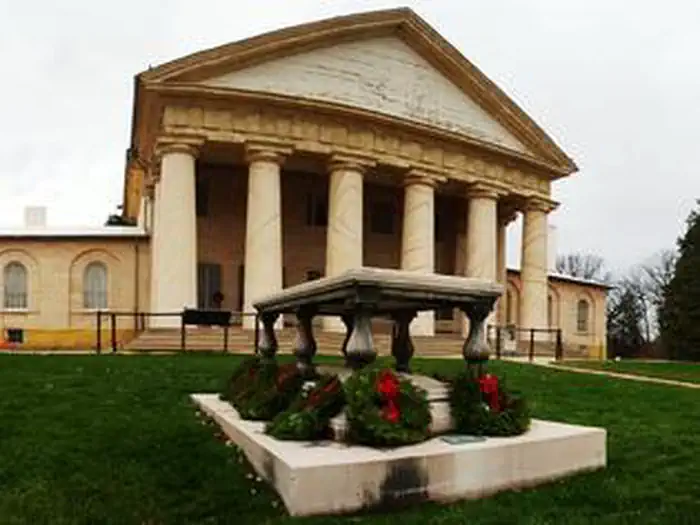 Arlington House, The Robert E. Lee Memorial — Wreaths on grave outside Arlington House