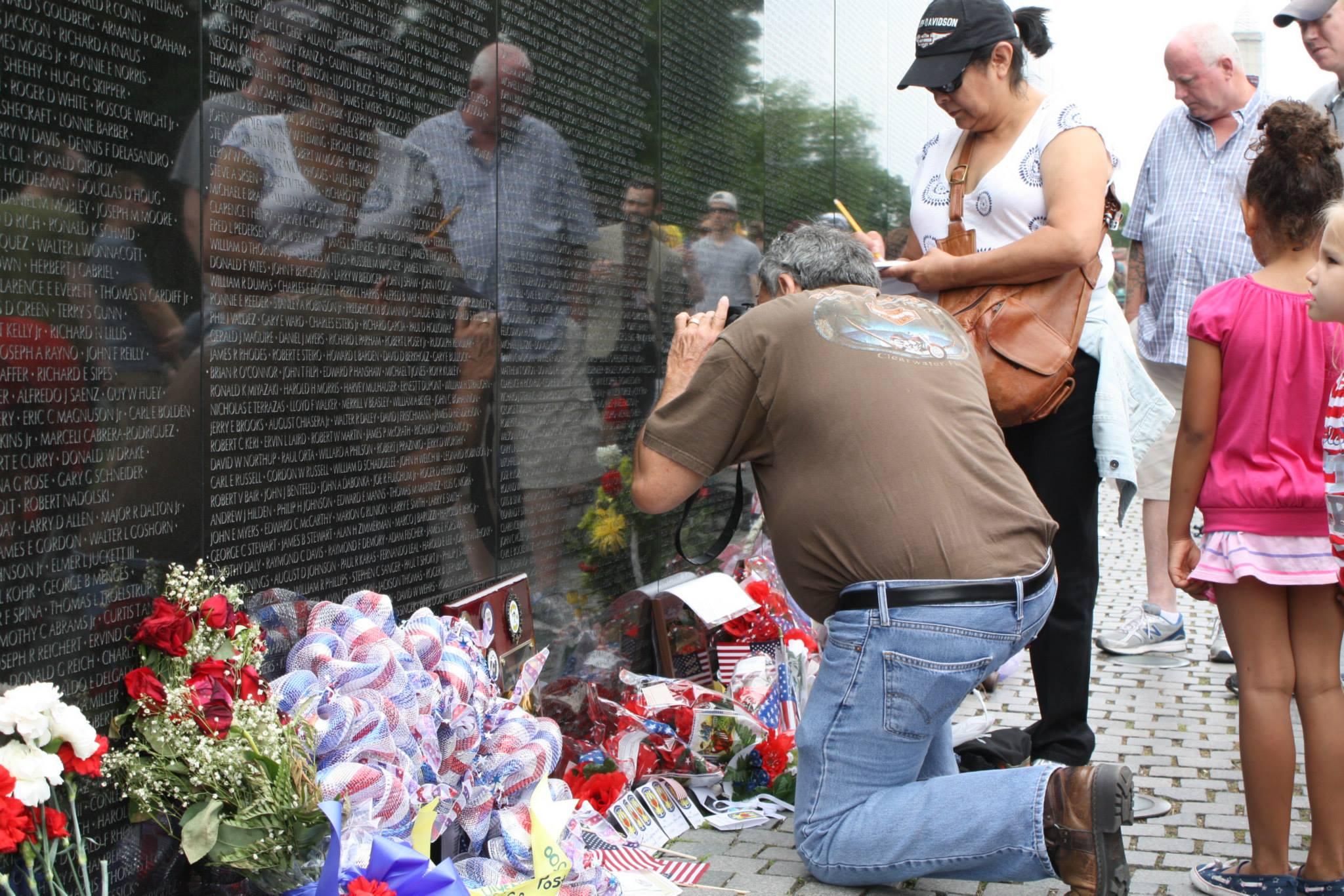 Vietnam Veterans Memorial — Visitors to the wall
