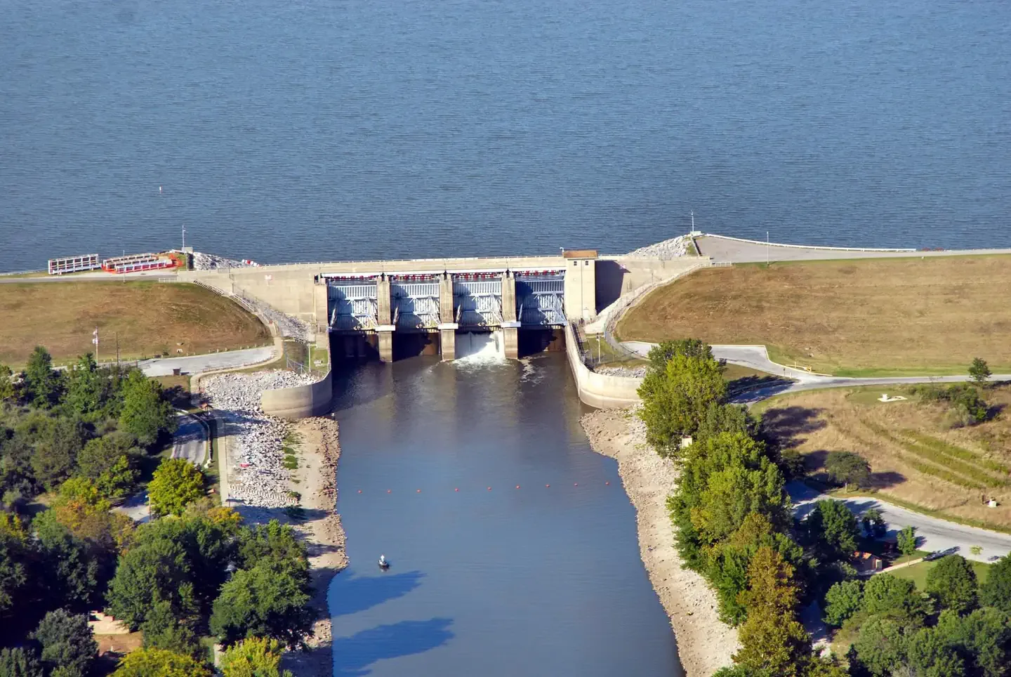 Boulder Rec. Area - COE Campground: Carlyle Lake Dam