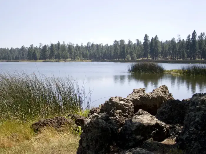 Kaibab National Forest White Horse Lake Campground: Lake and rock
