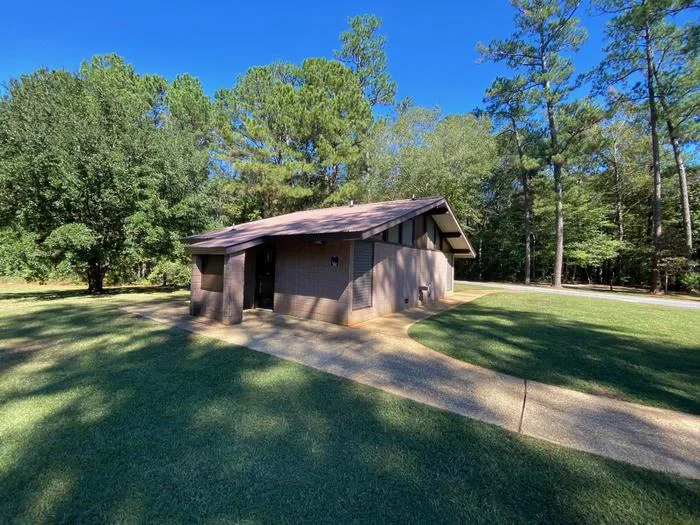 Big Biloxi Recreation Area: Restroom and Shower Facilities at Big Biloxi Campground