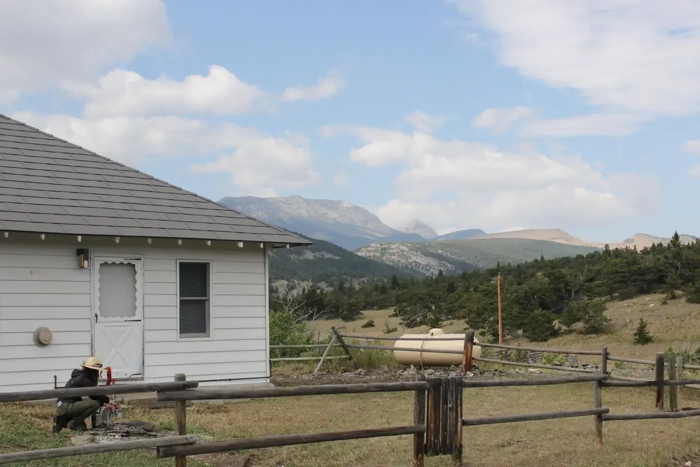 Ear Mountain Cabin: Cabin entryway