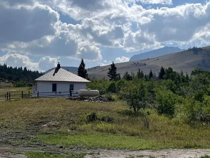 Ear Mountain Cabin: Small white cabin