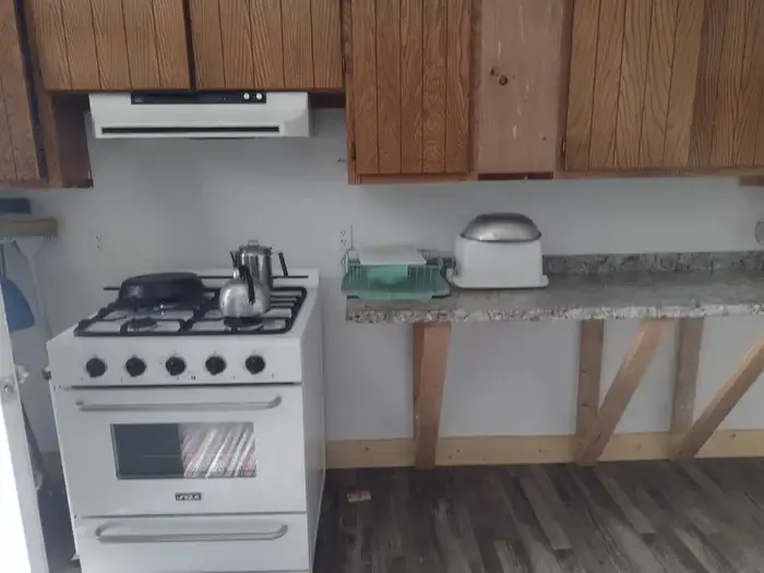 Ear Mountain Cabin: Propane cookstove, dish bin