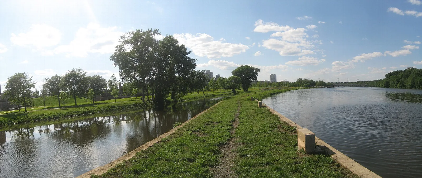 Grass towpath between the canal and the river