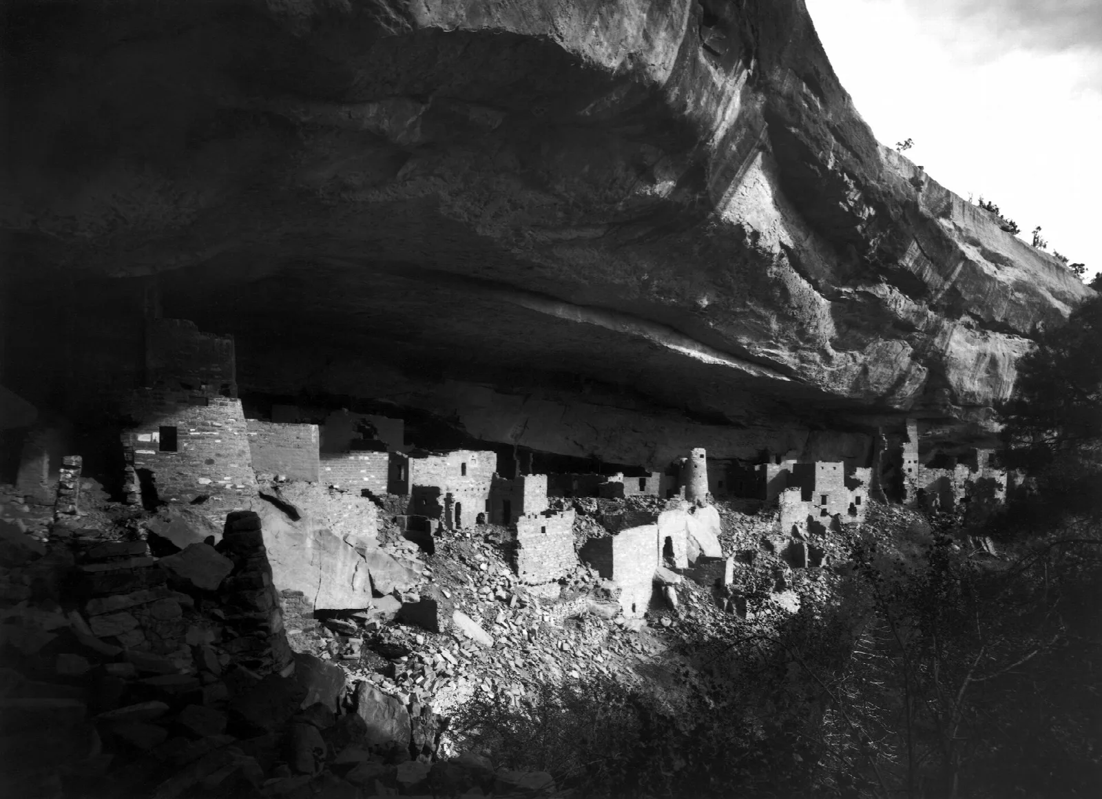 Black-and-white photograph of Cliff Palace in its alcove, taken by Gustaf Nordenskiöld