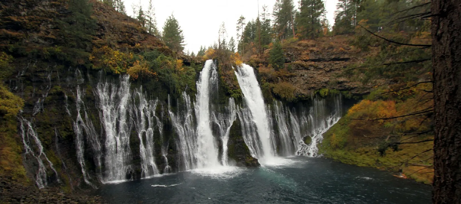 Wide waterfall with many streams across a cliff face