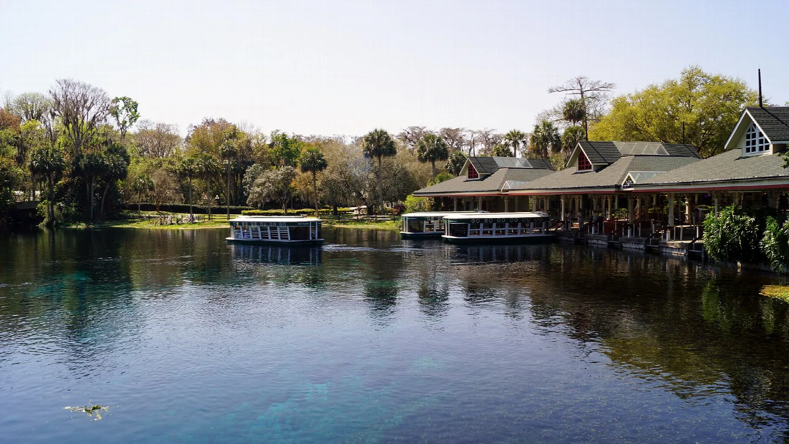 Spring basin with boats and a long green-roofed building beyond
