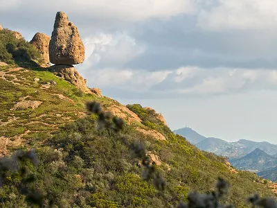Mishe Mokwa Trail to Split Rock